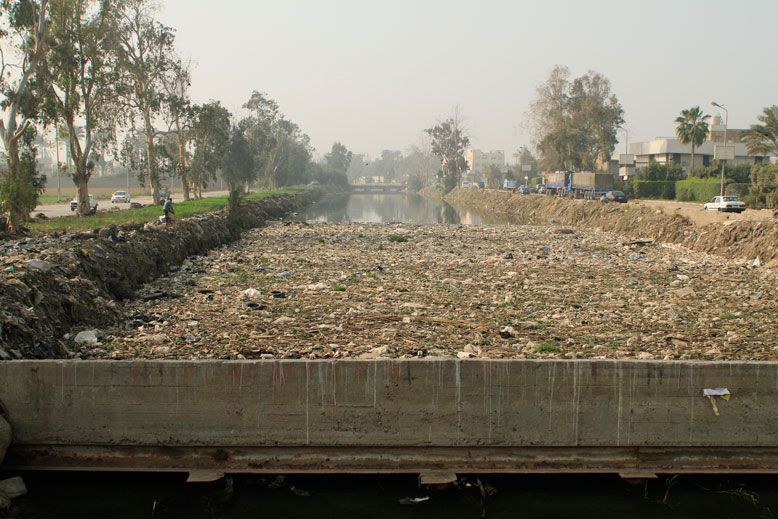 el gran estercolero que son los canales del nilo en el Cairo